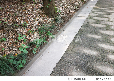 Early summer, well-maintained sidewalks and roads on mountain roads 104378632