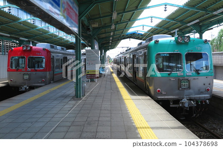Jomo Electric Railway's Type 700 train at Chuo-Maebashi Station platform 104378698