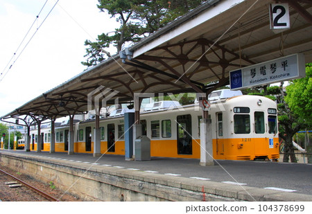 Takamatsu Kotohira Electric Railway 1200 series car (stopping at Kotoden Kotohira) 104378699