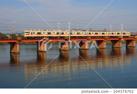 穿越加古川大橋的山陽電鐵3000系列車(廣角) 穿越加古川大橋的山陽電鐵3000系列車(廣角) 104378702