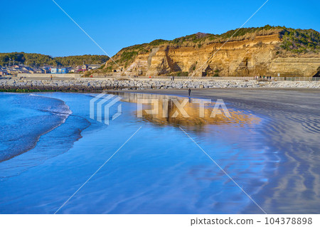 從千葉縣銚子市銚子濱海海灘眺望屏風浦的海浪侵蝕 從千葉縣銚子市銚子濱海海灘眺望屏風浦的海浪侵蝕 104378898
