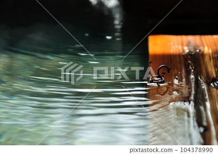 Hot spring bath surface｜Ripples and fluctuations 104378990