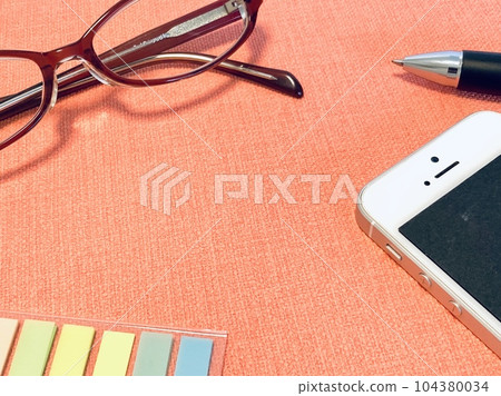 Glasses, smartphone and sticky note (pink background with copy space) 104380034