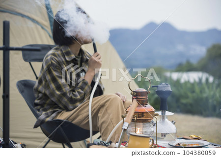 一位年輕女子抽著油燈籠和水煙壺 一位年輕女子抽著油燈籠和水煙壺 104380059