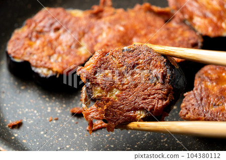 脆皮奶酪烤茄子的烹飪場景。 脆皮奶酪烤茄子的烹飪場景。 104380112