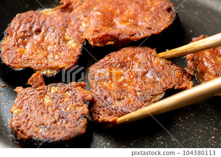 脆皮奶酪烤茄子的烹飪場景。 104380113