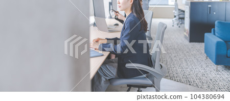 在豪華的辦公室工作 104380694