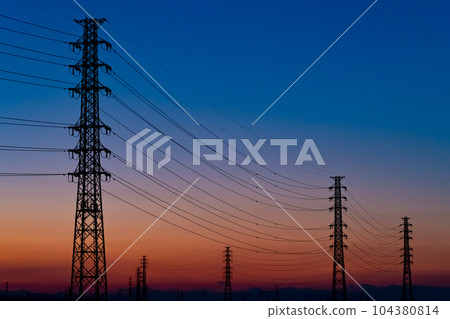 輸電塔的輪廓和傍晚天空的漸變a-1 輸電塔的輪廓和傍晚天空的漸變a-1 104380814