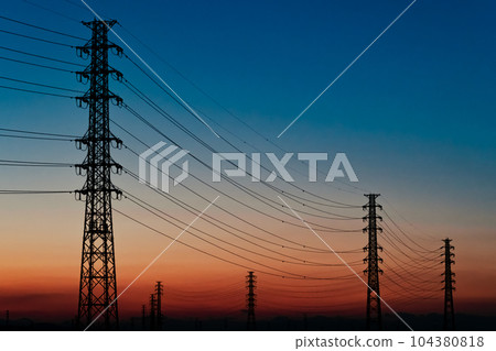 輸電塔的輪廓和傍晚天空 a-4 冷色的漸變 104380818
