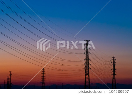 輸電塔的輪廓和夜空的漸變 b-1 輸電塔的輪廓和夜空的漸變 b-1 104380907