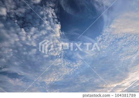 藍天和雲彩 藍天和雲彩 104381789