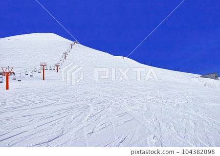 適合春季滑雪的新雪谷滑雪勝地，新雪谷安努普利山頂閃耀著美麗的藍天、纜車和越野小徑 104382098