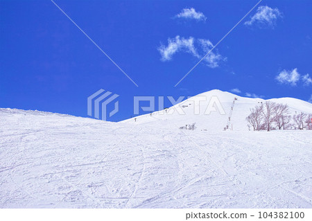 新雪谷滑雪勝地春季滑雪，新雪谷安努普利山頂和滑雪場在美麗的藍天中閃閃發光 104382100