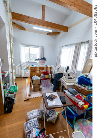 A man who cleans up General cleaning A man who cleans up General cleaning 104382365