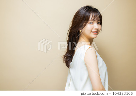 Beauty hair care beige bag 104383166