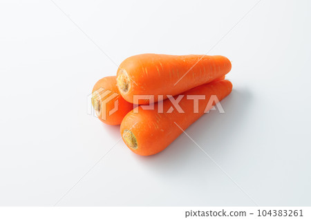 胡蘿蔔/胡蘿蔔/新鮮蔬菜（白色背景） 104383261