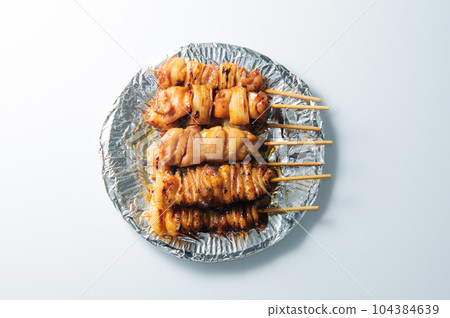 A bird's-eye view of yakitori (white background) served on a round plate 104384639