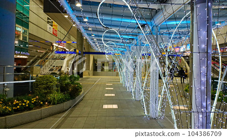 北九州市的JR小倉站2樓通道,夜晚的燈光秀很美 北九州市的JR小倉站2樓通道,夜晚的燈光秀很美 104386709