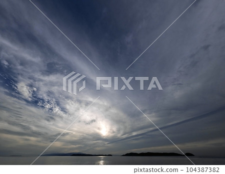 傍晚的天空和大海，放射狀雲彩・初夏・超廣角・天空為主・230624pm 104387382