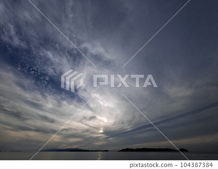 傍晚的天空和大海,放射狀雲彩・初夏・超廣角・天空為主・230624pm 傍晚的天空和大海,放射狀雲彩・初夏・超廣角・天空為主・230624pm 104387384