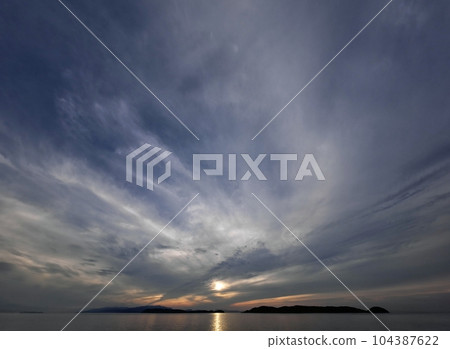 傍晚的天空和大海,放射狀雲彩・初夏・超廣角・天空為主・230624pm 傍晚的天空和大海,放射狀雲彩・初夏・超廣角・天空為主・230624pm 104387622