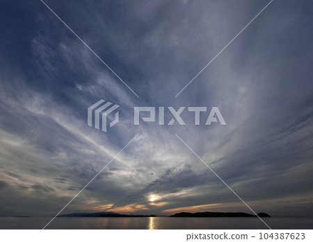 Evening sky and sea with radial clouds・Early summer・Super wide angle・Sky mainly・230624pm 104387623