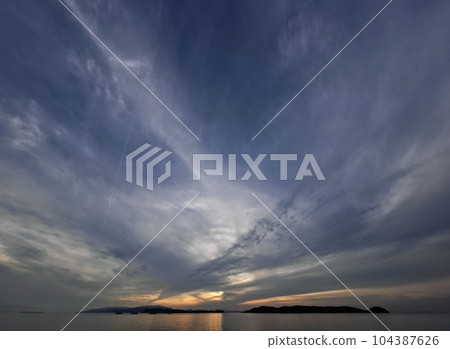 傍晚的天空和大海,放射狀雲彩・初夏・超廣角・天空為主・230624pm 傍晚的天空和大海,放射狀雲彩・初夏・超廣角・天空為主・230624pm 104387626