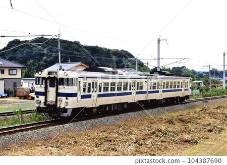 2001 Kiha 66 series local train on the Chikuho Main Line just before electrification started 104387690