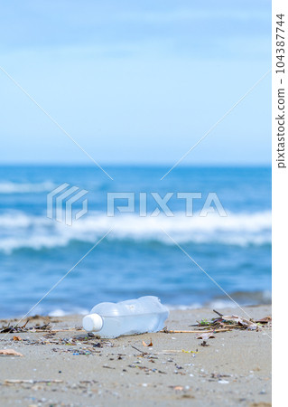 被沖上海灘的塑料瓶 | 海洋垃圾圖片 | 海岸清潔圖片 104387744