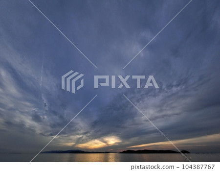 傍晚的天空和大海,放射狀雲彩・初夏・超廣角・天空為主・230624pm 傍晚的天空和大海,放射狀雲彩・初夏・超廣角・天空為主・230624pm 104387767