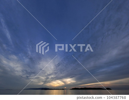 傍晚的天空和大海,放射狀雲彩・初夏・超廣角・天空為主・230624pm 傍晚的天空和大海,放射狀雲彩・初夏・超廣角・天空為主・230624pm 104387768