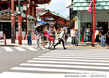 雷門前行駛的人力車 104387811