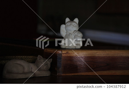 Beckoning good luck, prosperous business, hard-working beckoning cat and lazy cat taking a leisurely nap Beckoning good luck, prosperous business, hard-working beckoning cat and lazy cat taking a leisurely nap 104387912