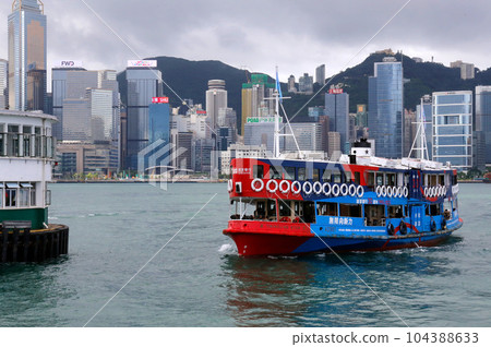 天星小輪是一艘遊覽維多利亞灣的觀光船,以香港島的摩天大樓為背景。深受遊客歡迎。 天星小輪是一艘遊覽維多利亞灣的觀光船,以香港島的摩天大樓為背景。深受遊客歡迎。 104388633