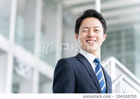 在辦公室工作的商務人士 104388703