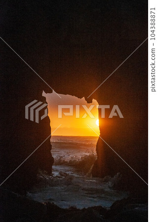 The setting sun peeping through keyhole arch The setting sun peeping through keyhole arch 104388871