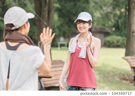 一位女士在公園裡鍛煉、訓練和散步（揮手） 104389717