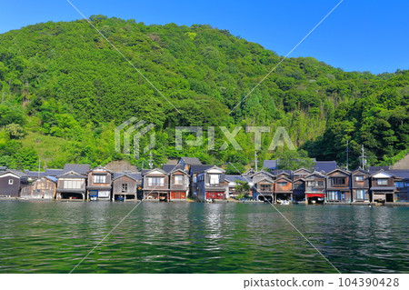 [Kyoto Prefecture] Funaya in Ine in fine weather 104390428