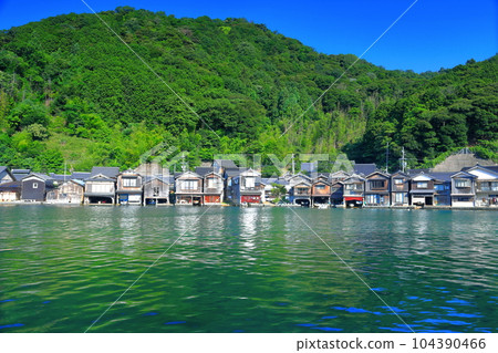 [Kyoto Prefecture] Funaya in Ine in fine weather 104390466