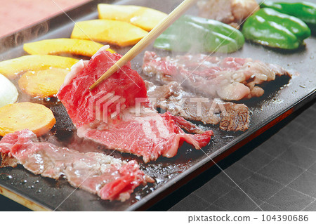 與熱板的烤肉 與熱板的烤肉 104390686