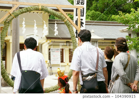 People attending the Chinowa ritual 5 People attending the Chinowa ritual 5 104390915