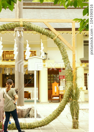 A woman passing through a ring of thatch 104390916