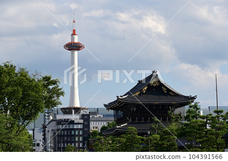 Higashi Honganji and Kyoto Tower 104391566