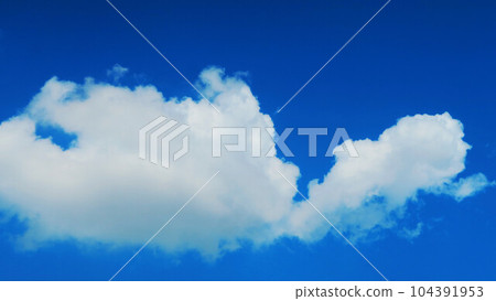 藍天白雲美麗雄偉的景色 104391953