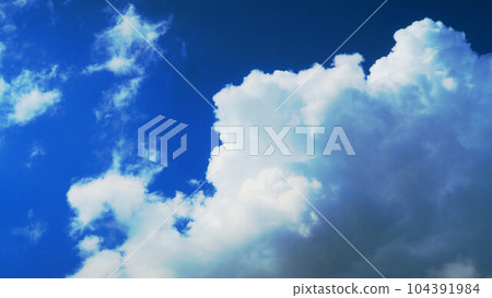 藍天白雲美麗雄偉的景色 104391984