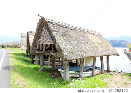 茅草船小屋 三方湖湖畔 三方五湖 船名屋茅草屋頂 若狹町 福井三方上區 櫻花 春天的風景 茅草船小屋 三方湖湖畔 三方五湖 船名屋茅草屋頂 若狹町 福井三方上區 櫻花 春天的風景 104392153