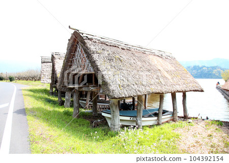 Thatched boat hut Lake Mikata Lakeside Mikata Five Lakes Funagoya thatched roof Wakasa Town Fukui Mikata Kaminaka District Sakura Spring scenery 104392154