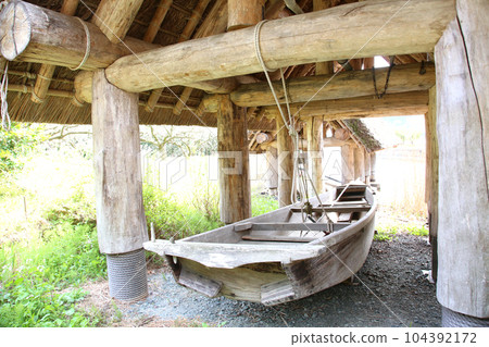 茅草船小屋 三方湖湖畔 三方五湖 船名屋茅草屋頂 若狹町 福井三方上區 櫻花 春天的風景 104392172