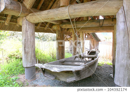 茅草船小屋 三方湖湖畔 三方五湖 船名屋茅草屋頂 若狹町 福井三方上區 櫻花 春天的風景 茅草船小屋 三方湖湖畔 三方五湖 船名屋茅草屋頂 若狹町 福井三方上區 櫻花 春天的風景 104392174