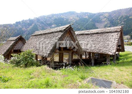 茅草船小屋 三方湖湖畔 三方五湖 船名屋茅草屋頂 若狹町 福井三方上區 櫻花 春天的風景 茅草船小屋 三方湖湖畔 三方五湖 船名屋茅草屋頂 若狹町 福井三方上區 櫻花 春天的風景 104392180